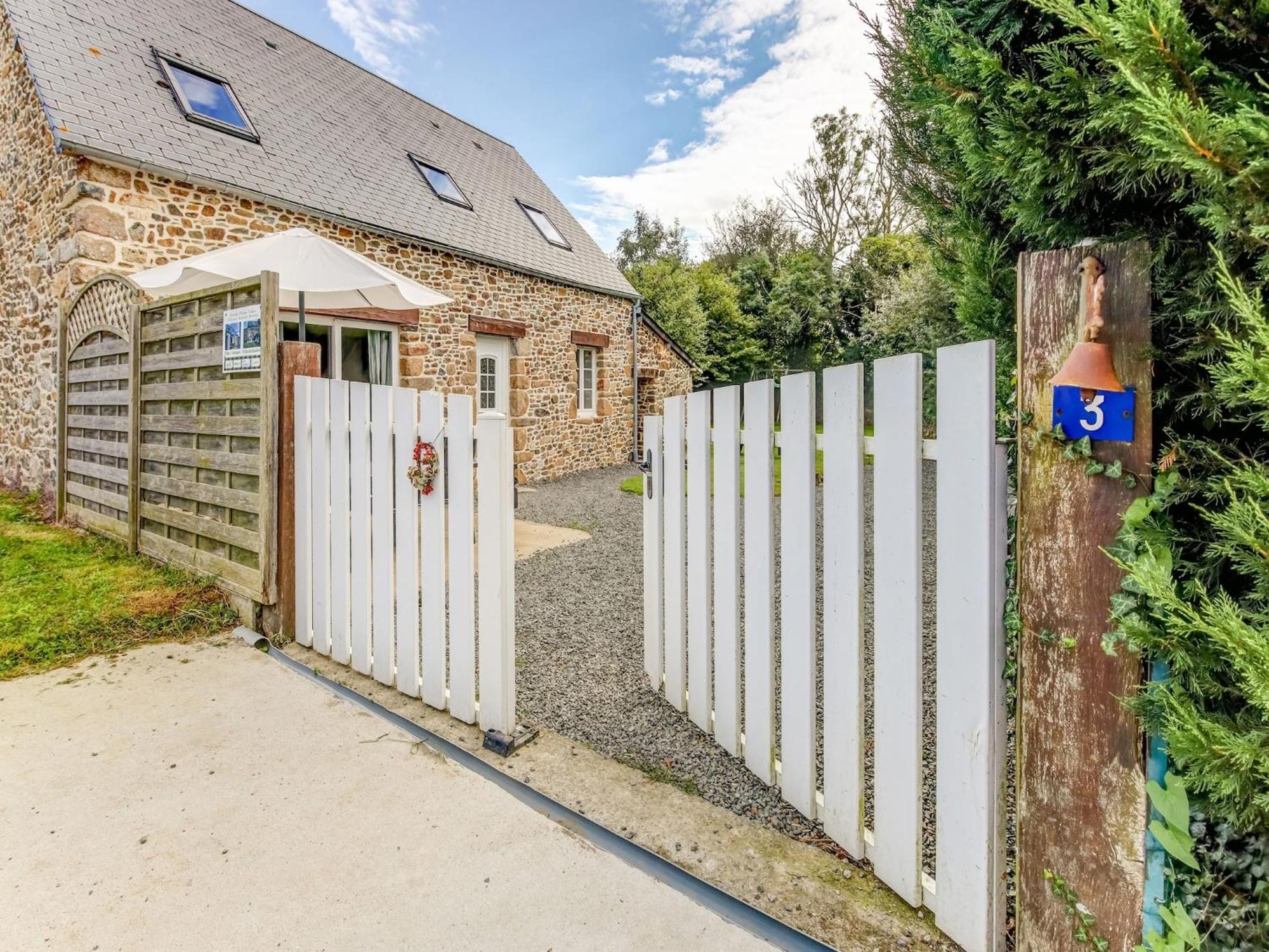 Holiday Home With Garden In Brainville Bagian luar foto