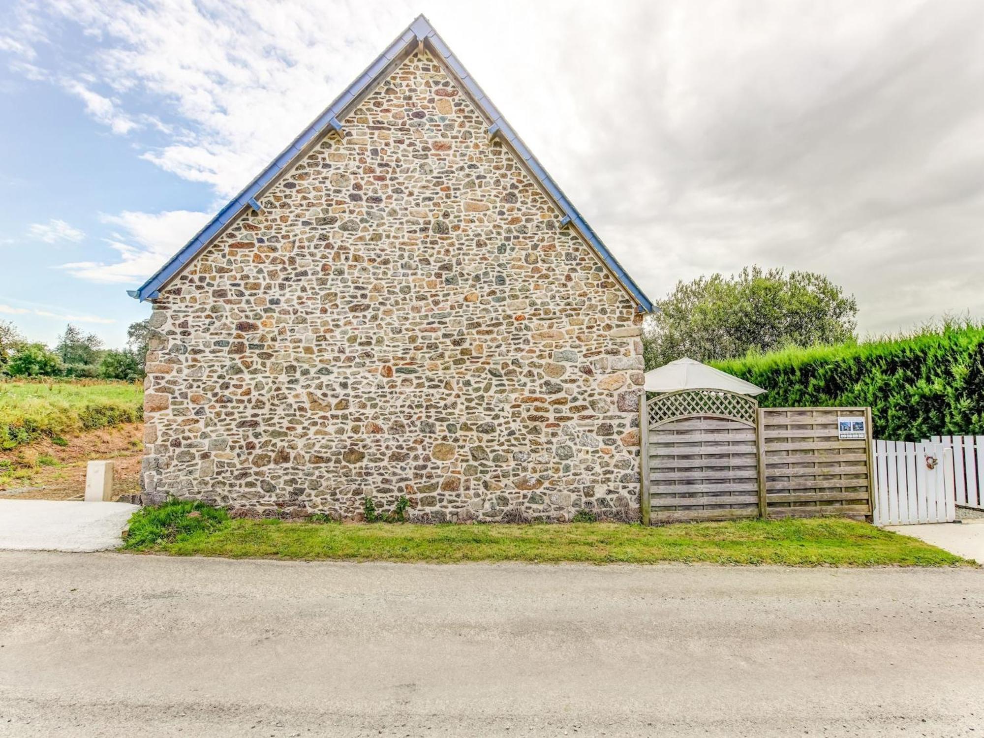 Holiday Home With Garden In Brainville Bagian luar foto