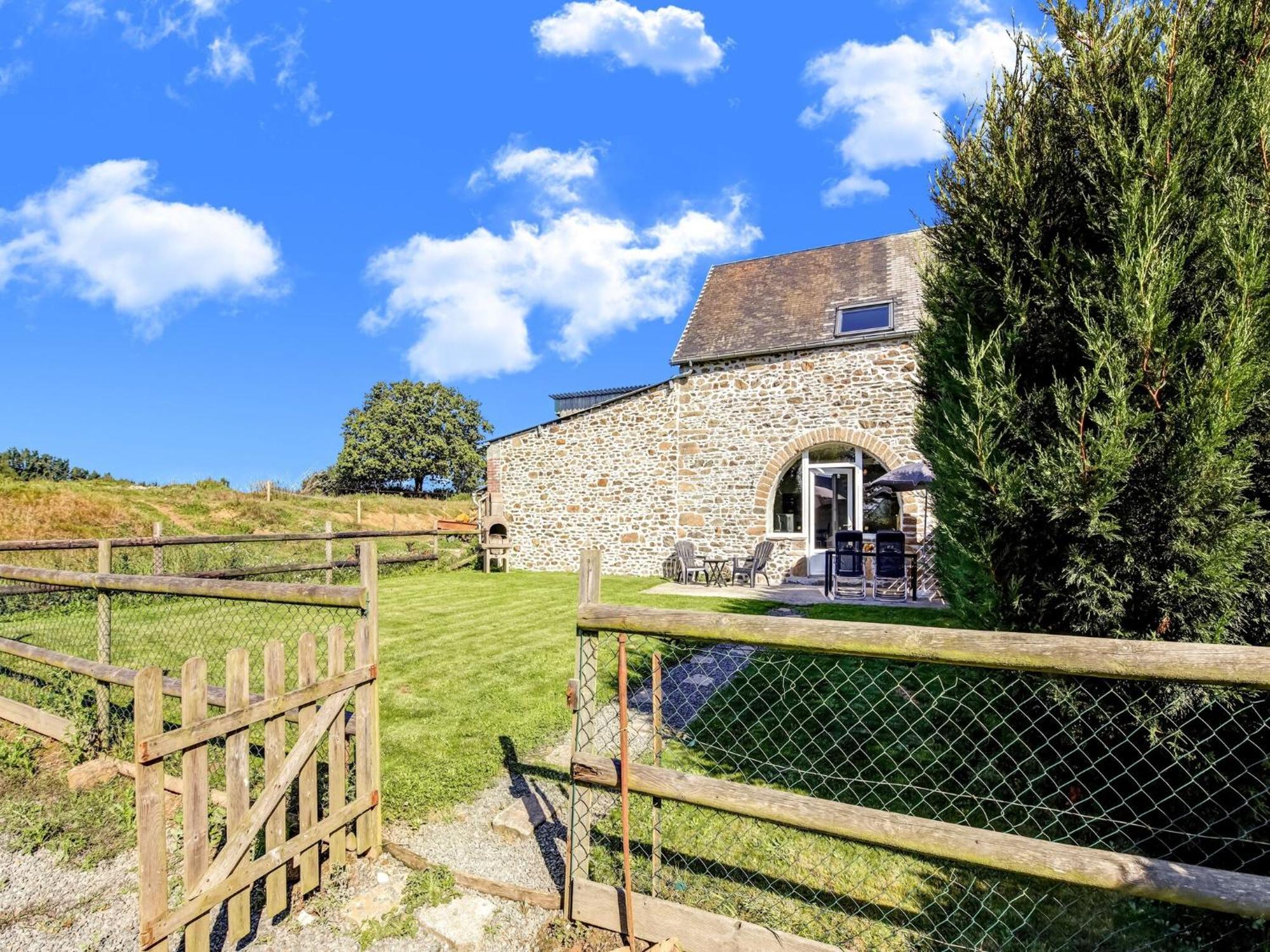 Holiday Home With Garden In Brainville Bagian luar foto