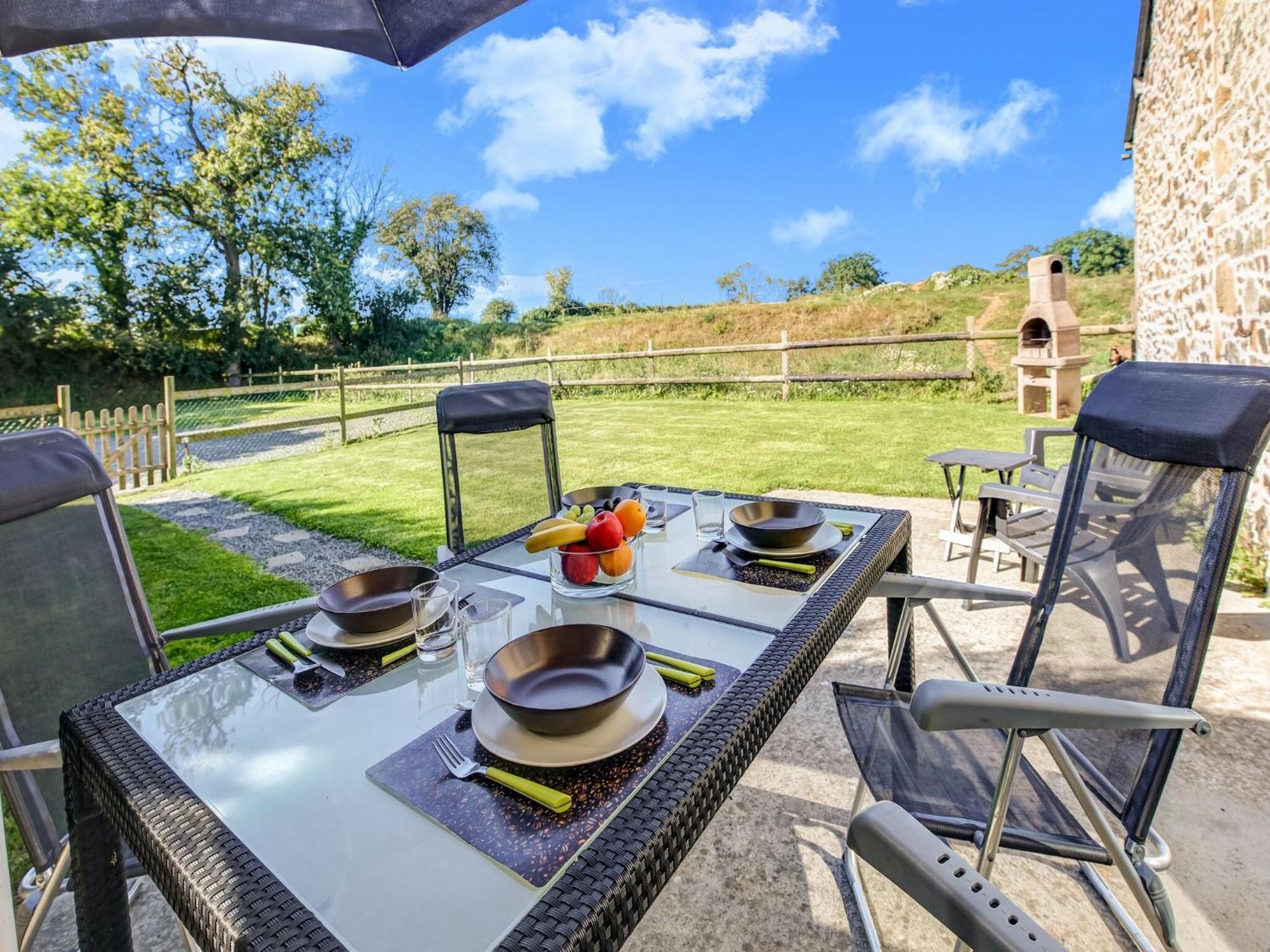 Holiday Home With Garden In Brainville Bagian luar foto