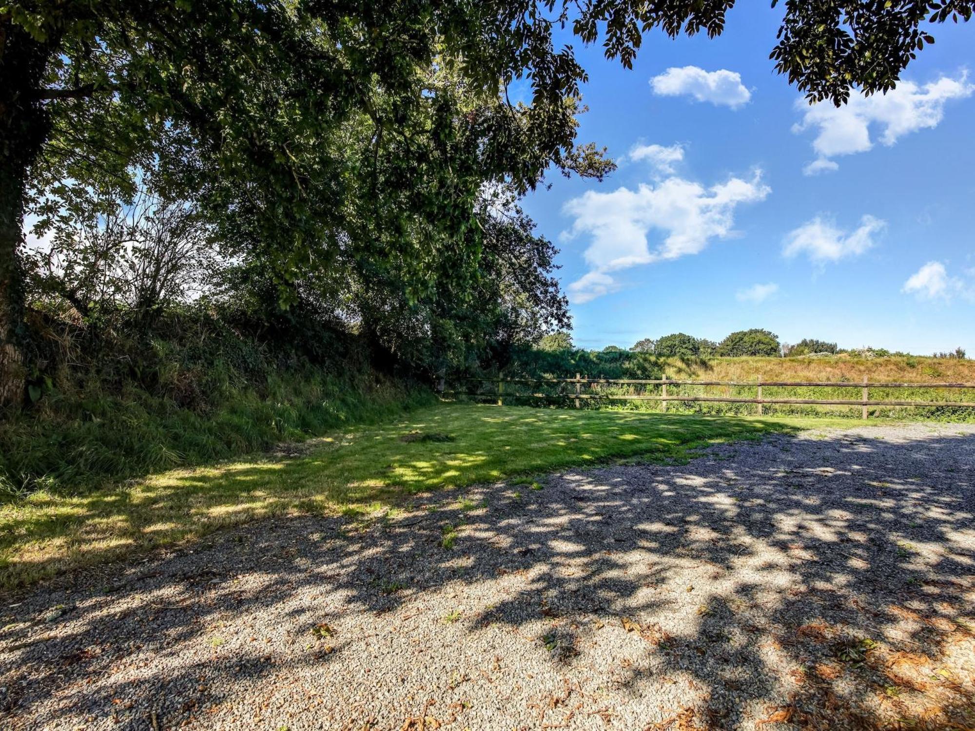 Holiday Home With Garden In Brainville Bagian luar foto